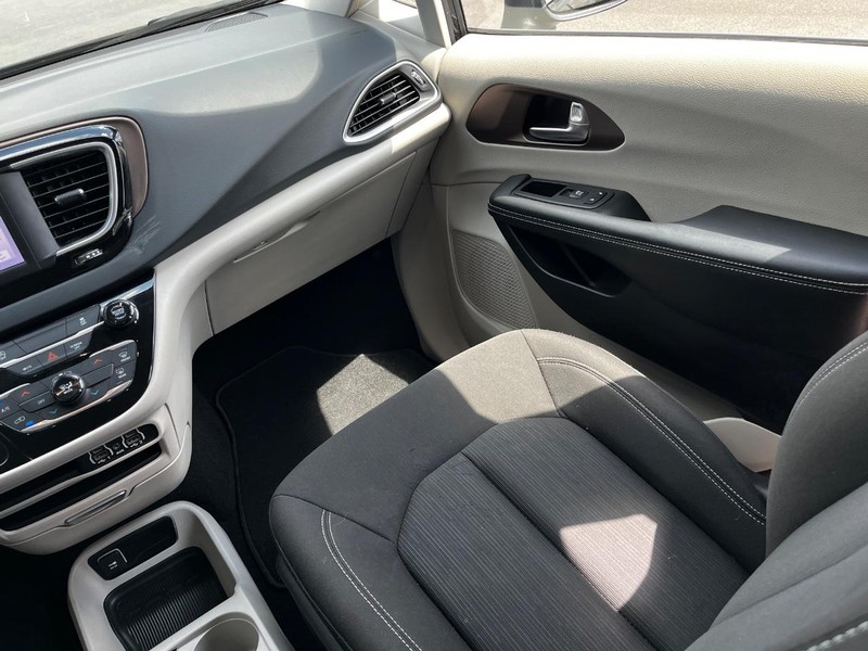 Chrysler Voyager Vehicle Image 14