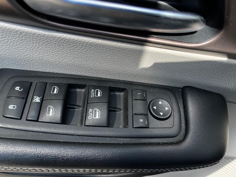 Chrysler Voyager Vehicle Image 15