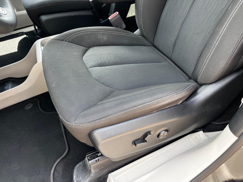 Chrysler Voyager Vehicle Image 16