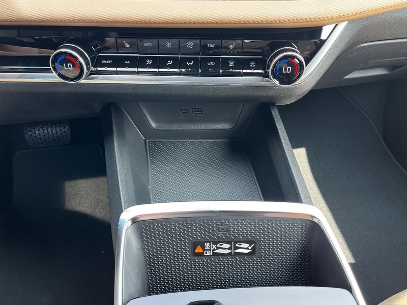 Chevrolet Equinox Vehicle Image 13