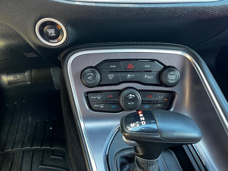 Dodge Challenger Vehicle Image 16