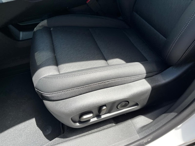 Chevrolet Equinox Vehicle Image 09