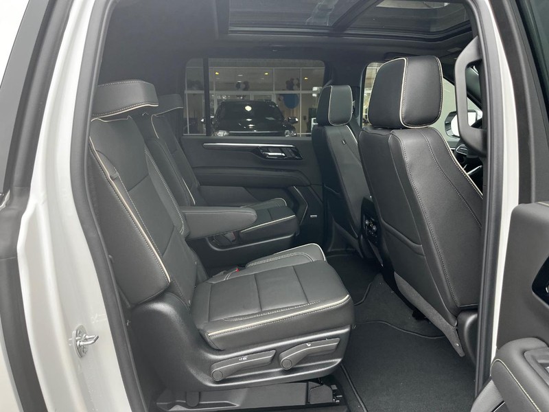 Chevrolet Suburban Vehicle Image 04