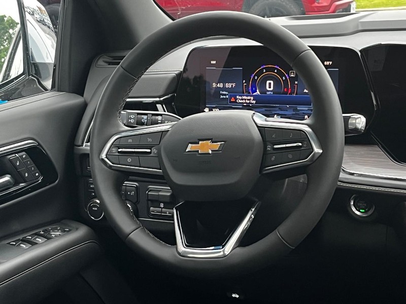 Chevrolet Suburban Vehicle Image 09