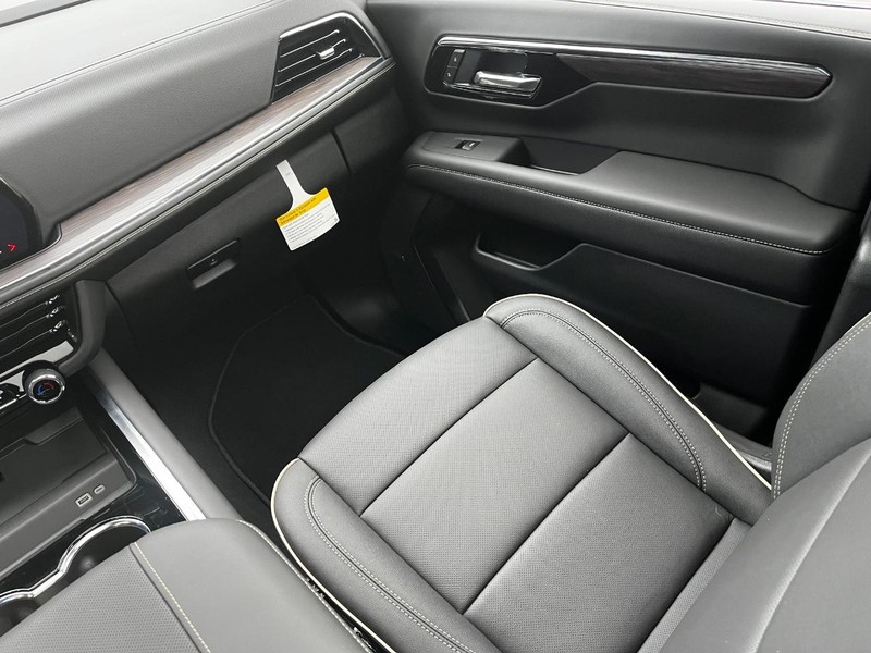 Chevrolet Suburban Vehicle Image 10