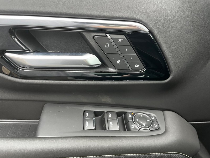 Chevrolet Suburban Vehicle Image 11
