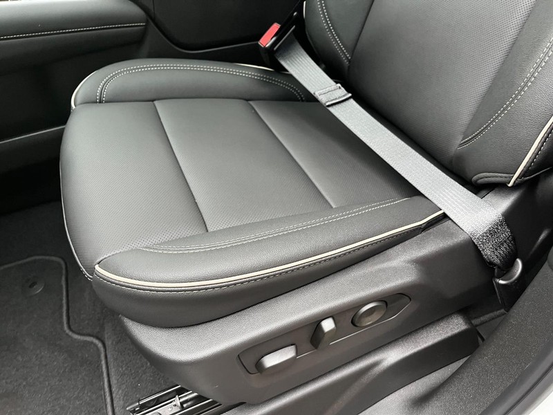 Chevrolet Suburban Vehicle Image 12