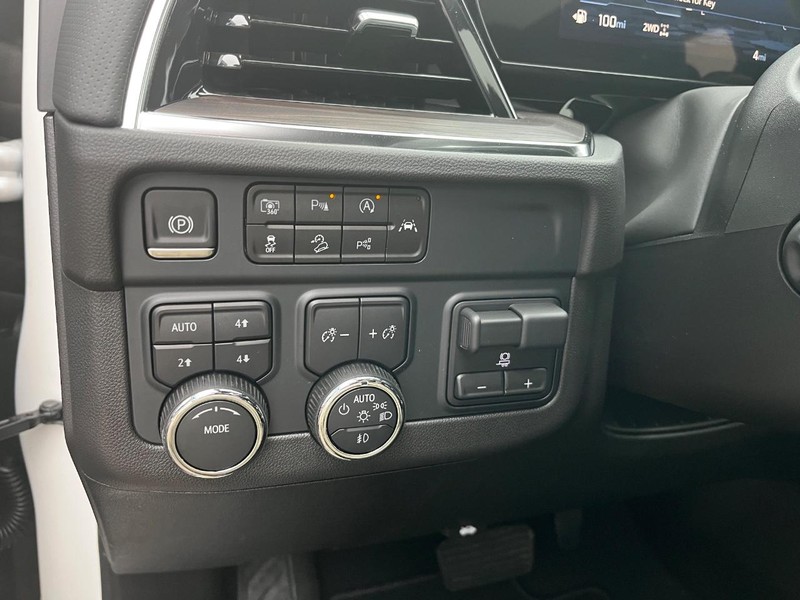 Chevrolet Suburban Vehicle Image 13