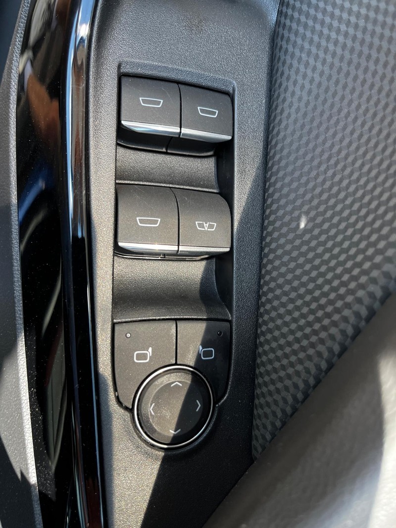 Chevrolet Equinox Vehicle Image 15