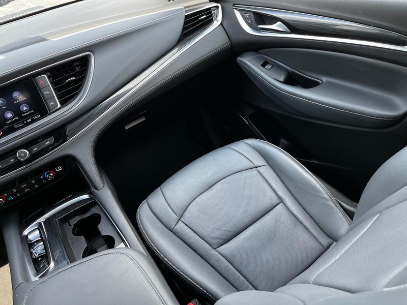 Buick Enclave Vehicle Image 15