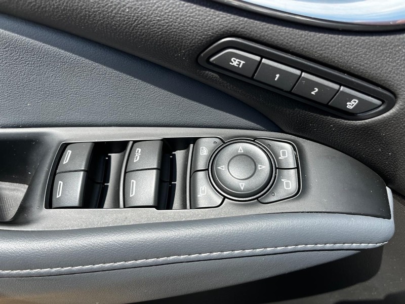 Buick Enclave Vehicle Image 16