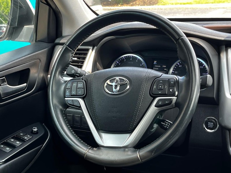 Toyota Highlander Vehicle Image 15
