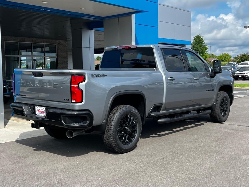 Chevrolet Silverado 2500HD Vehicle Image 03