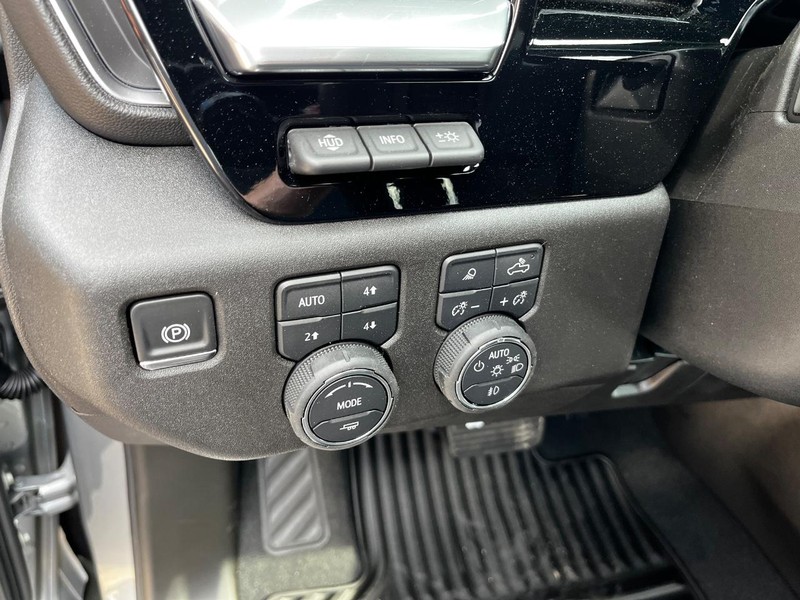 Chevrolet Silverado 2500HD Vehicle Image 12
