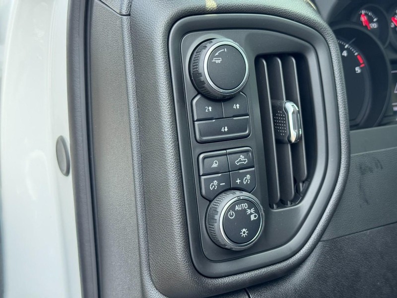 Chevrolet Silverado 2500HD Vehicle Image 12