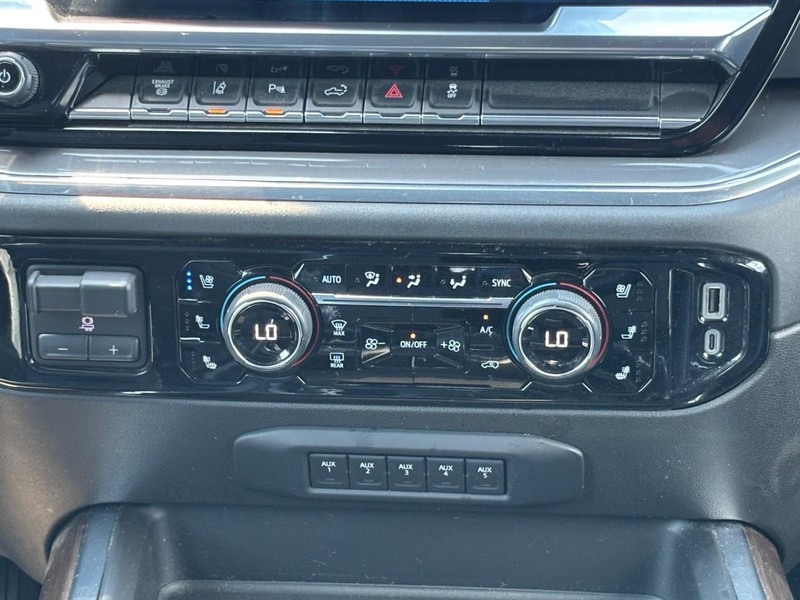 Chevrolet Silverado 3500HD Vehicle Image 14