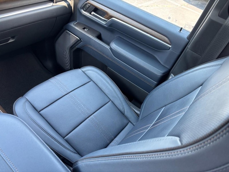 Chevrolet Silverado 3500HD Vehicle Image 15