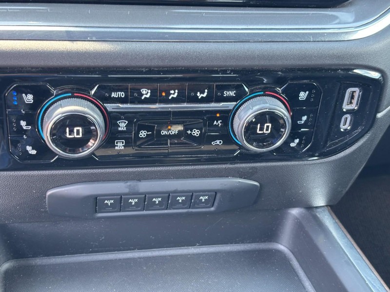 Chevrolet Silverado 3500HD Vehicle Image 23