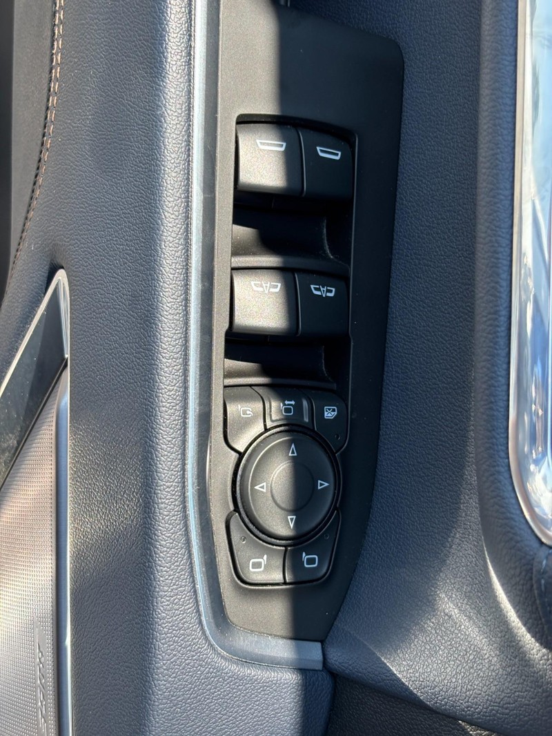 Chevrolet Silverado 3500HD Vehicle Image 24