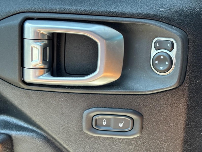 Jeep Gladiator Vehicle Image 23