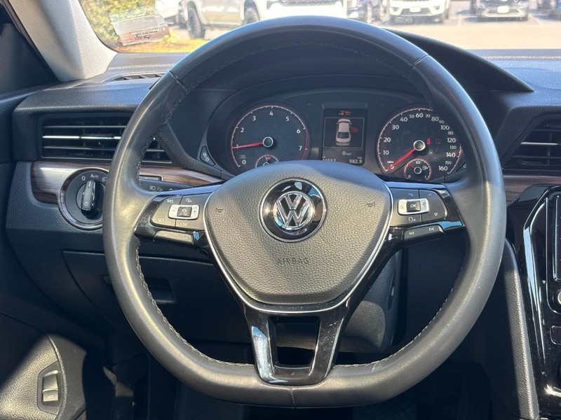 Volkswagen Passat Vehicle Image 12