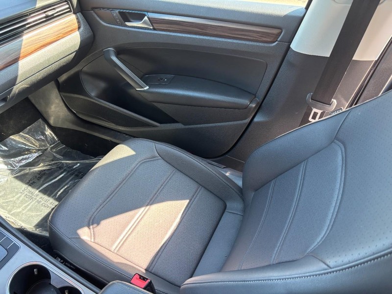 Volkswagen Passat Vehicle Image 15