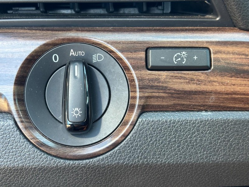Volkswagen Passat Vehicle Image 16