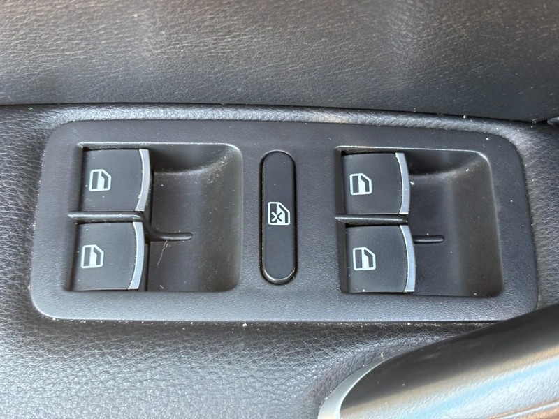 Volkswagen Passat Vehicle Image 23