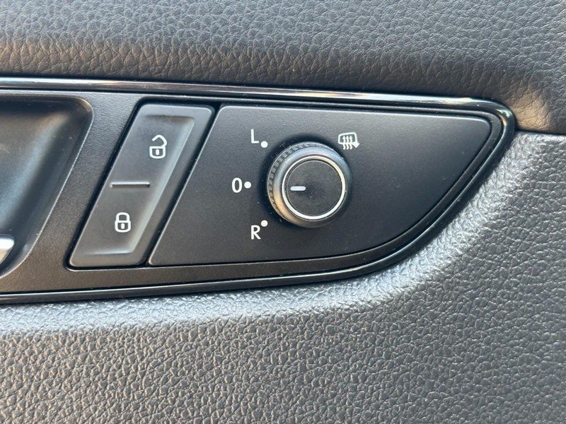 Volkswagen Passat Vehicle Image 24