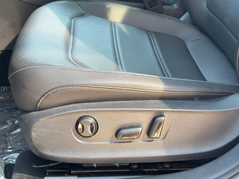 Volkswagen Passat Vehicle Image 25