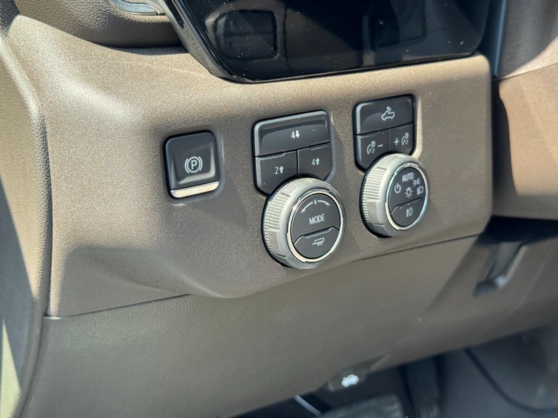 Chevrolet Silverado 2500HD Vehicle Image 17