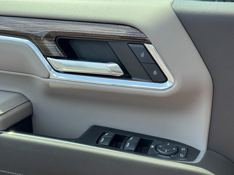 Chevrolet Silverado 2500HD Vehicle Image 23