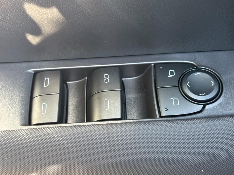 Chevrolet Colorado Vehicle Image 16
