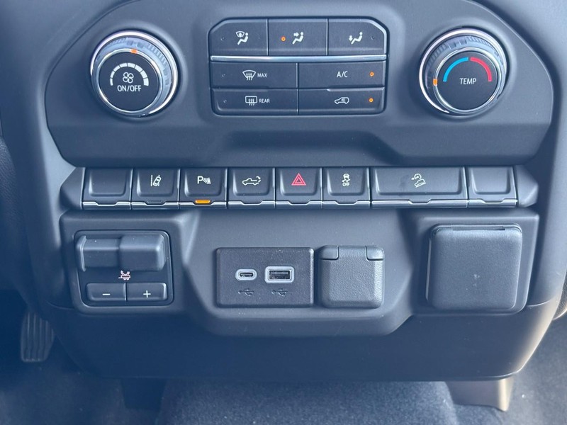 Chevrolet Silverado 2500HD Vehicle Image 09