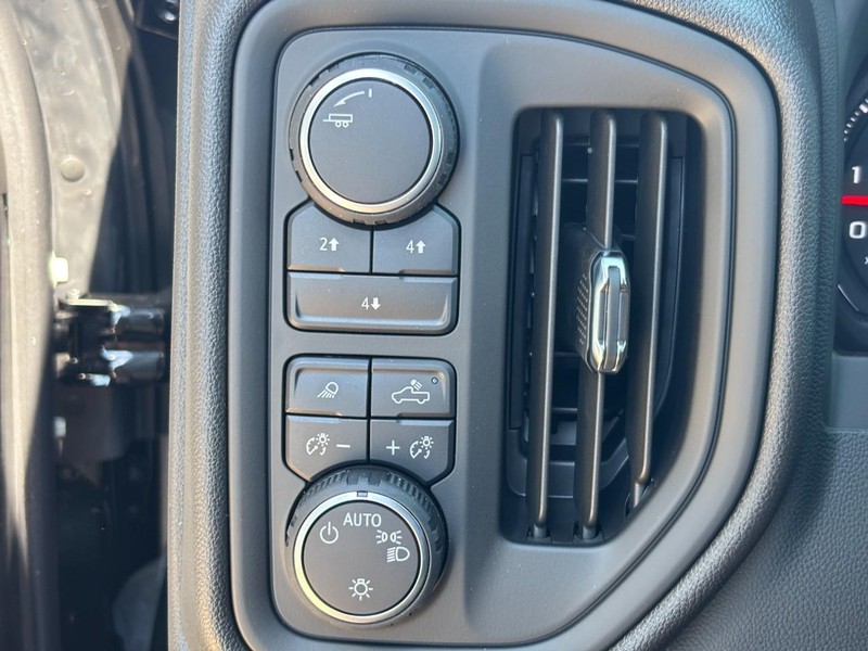 Chevrolet Silverado 2500HD Vehicle Image 11