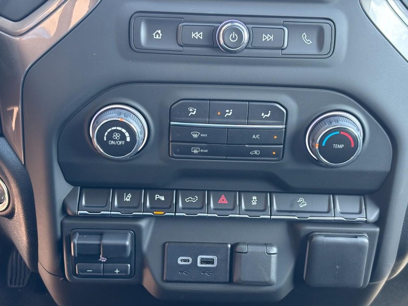 Chevrolet Silverado 2500HD Vehicle Image 16
