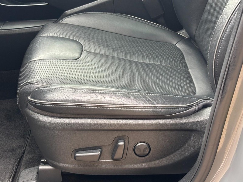 Hyundai Santa Fe Vehicle Image 25
