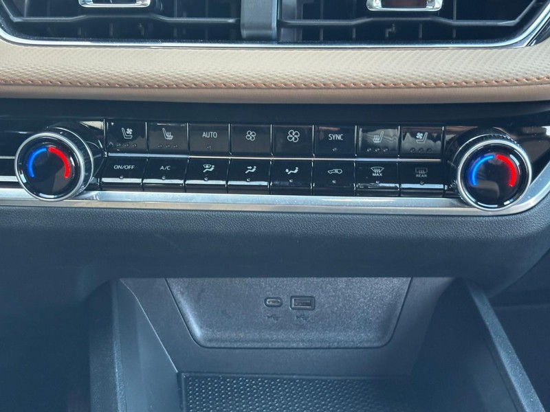 Chevrolet Equinox Vehicle Image 09