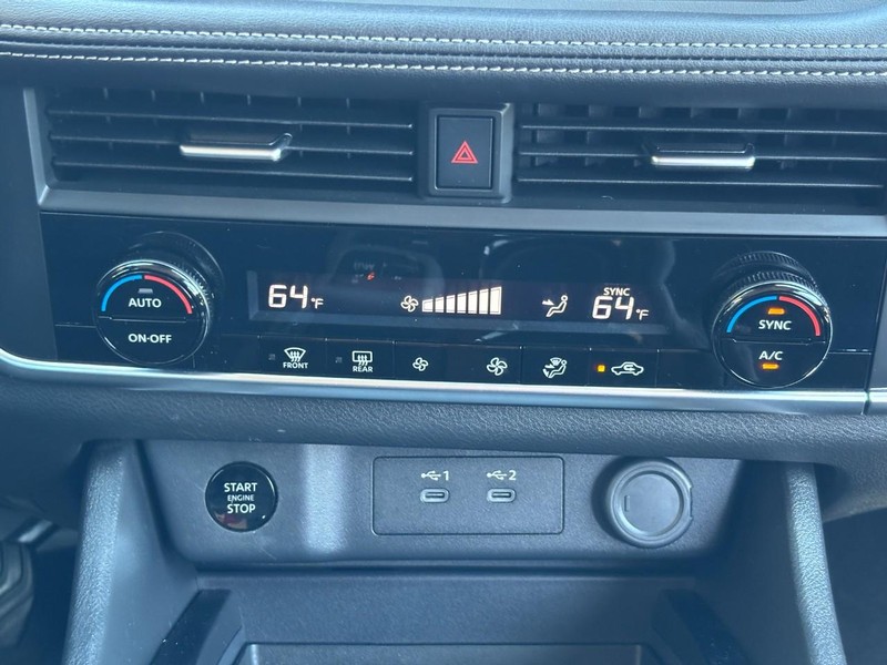 Nissan Rogue Vehicle Image 14
