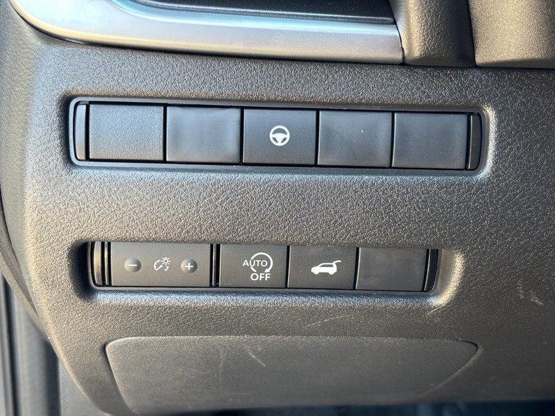 Nissan Rogue Vehicle Image 16