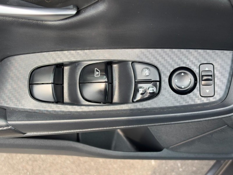 Nissan Sentra Vehicle Image 23