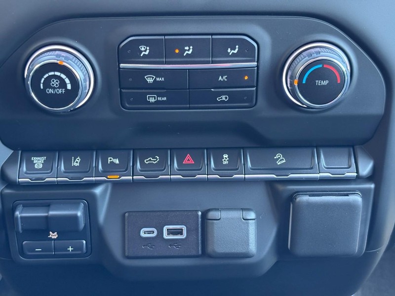 Chevrolet Silverado 2500HD Vehicle Image 14