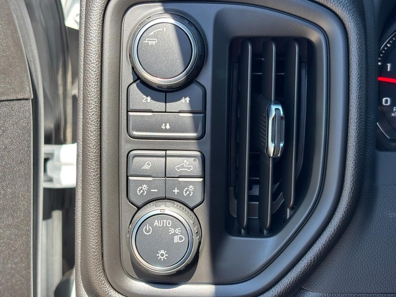 Chevrolet Silverado 2500HD Vehicle Image 16
