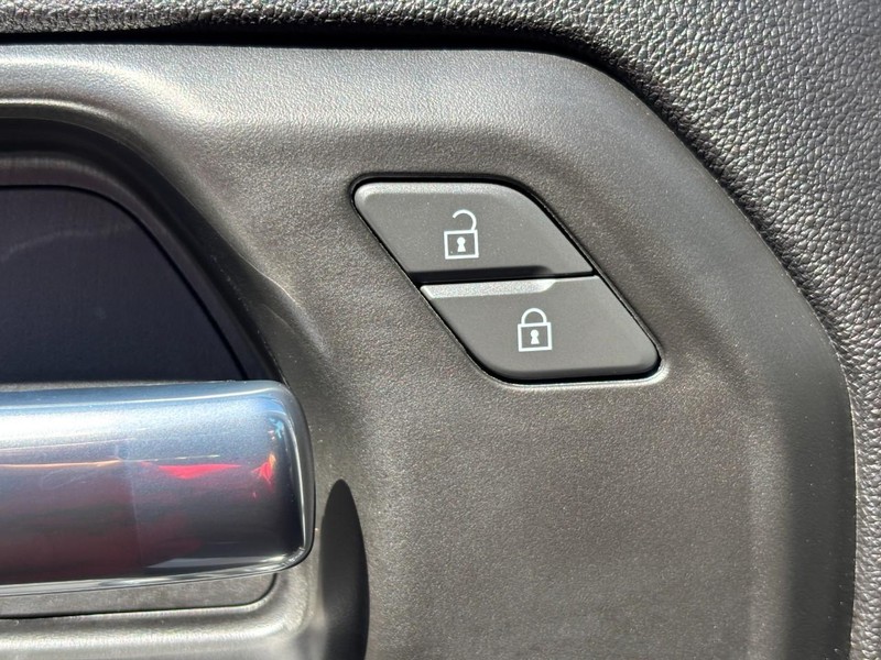 Chevrolet Silverado 2500HD Vehicle Image 25