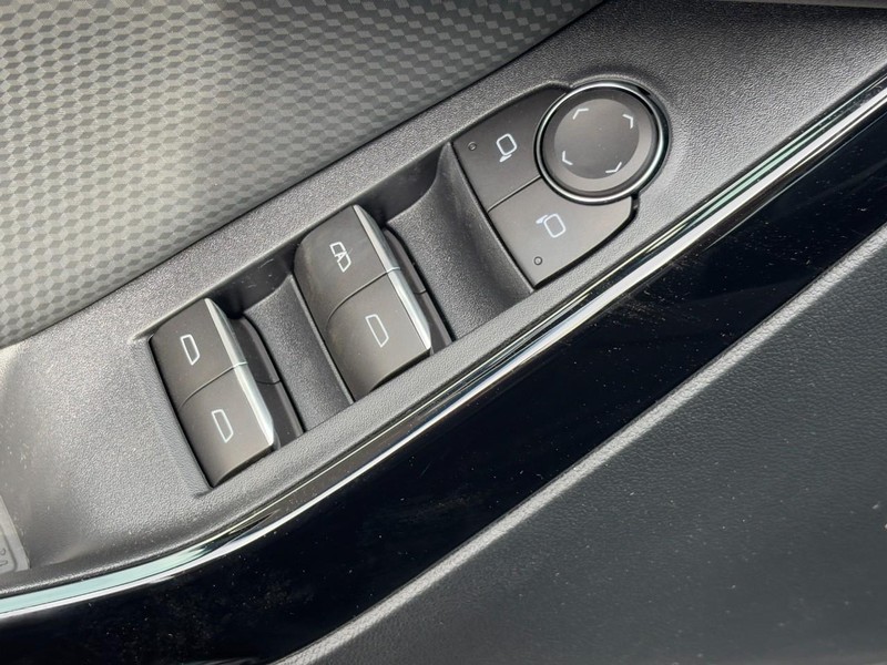 Chevrolet Equinox Vehicle Image 19