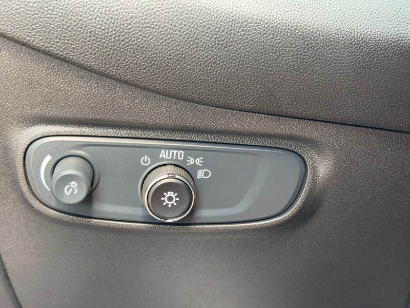 Chevrolet Equinox Vehicle Image 16