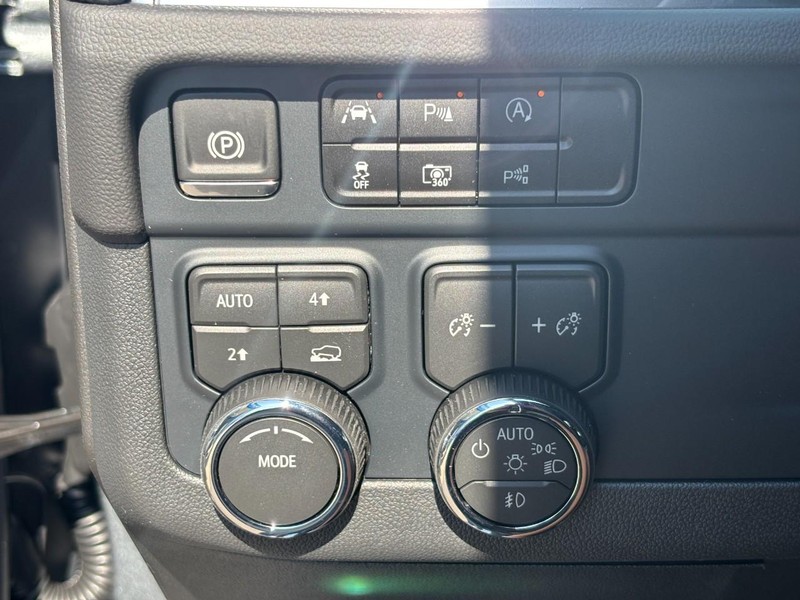 Chevrolet Suburban Vehicle Image 12