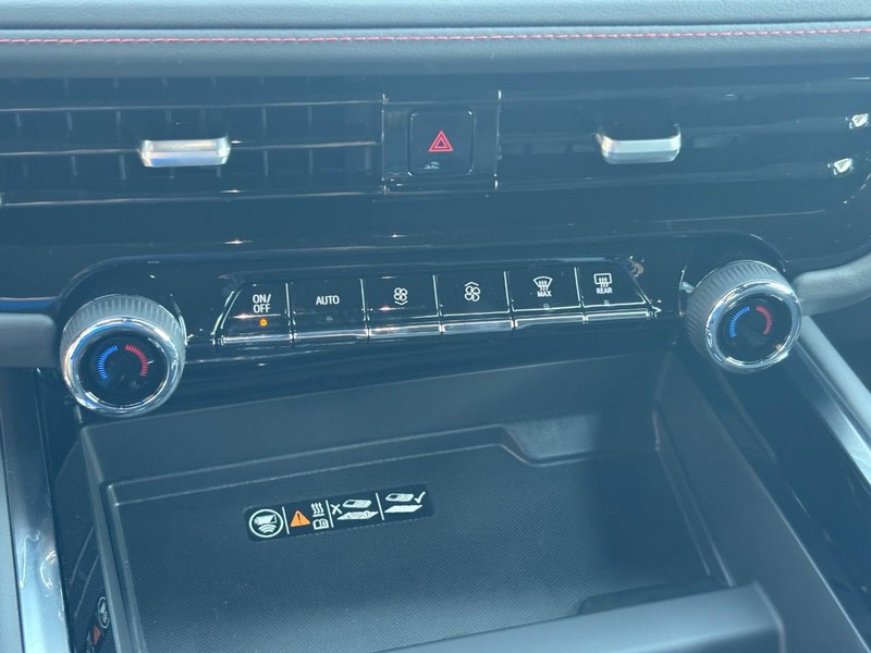 Chevrolet Suburban Vehicle Image 19