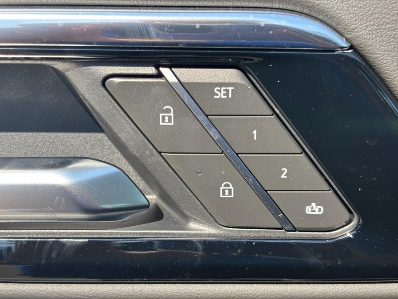 Chevrolet Suburban Vehicle Image 21