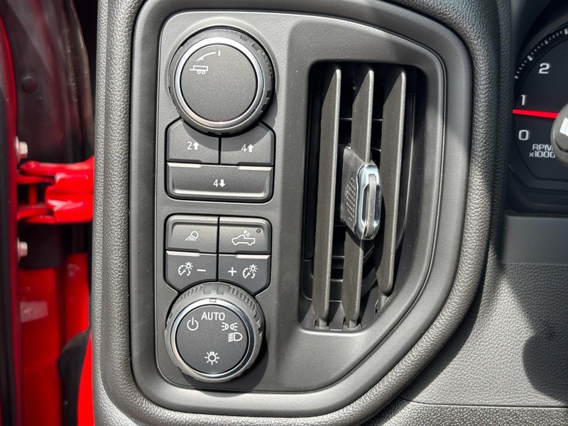 Chevrolet Silverado 2500HD Vehicle Image 12